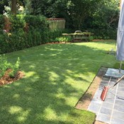 Totaalproject te Brasschaat - Plaatsen van kleiklinker terras, trap in blauwe hardsteen, keerwanden in beton, inclusief draadafsluiting en beplantingen