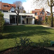 Totaalproject in Edegem - Organische vormgeving met graspartij, dolomiet, cortenstaalafboording en speeltuig