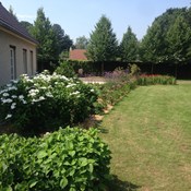 Totaalproject te Herentals - Organische vormgeving met aanleg van graspartij, oprit in kleiklinker en dolomiet, afboording en beplanting